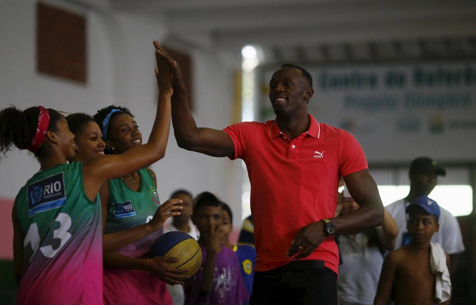Bolt ha visitato il centro olimpico di Rio a Mangueira, alla vigilia della sfida 